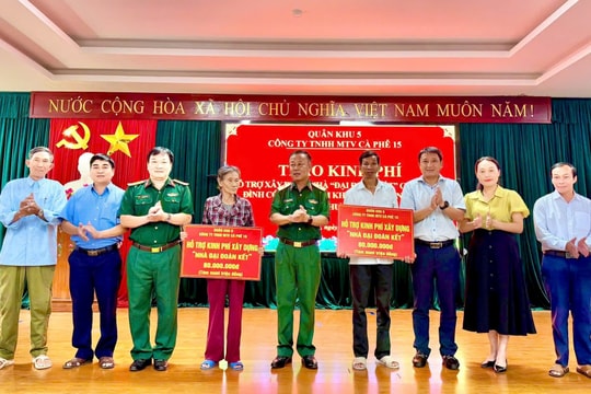 Trao kinh phí hỗ trợ xây 2 nhà đại đoàn kết tại xã Tiên Phước