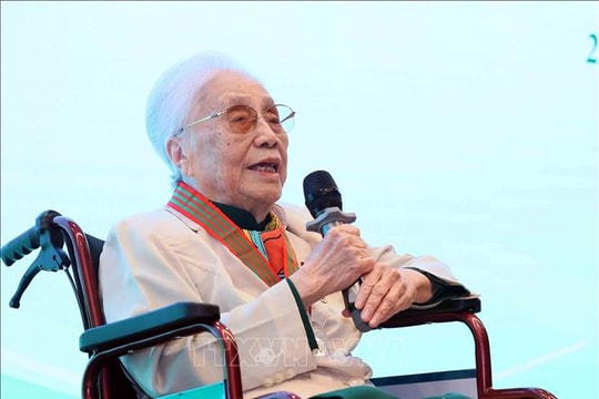 Nguyên Phó Chủ tịch nước Nguyễn Thị Bình nhận Huân chương Ngôi sao Công trạng