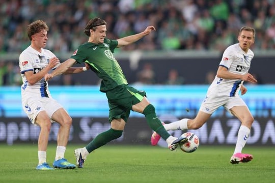 Thủ thành Dennis Seimen chơi xuất thần giúp Paderborn cầm hòa Wolfsburg tại lượt đi playoff Bundesliga