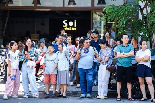 Hồi hộp chờ con ở cổng trường thi lớp 10