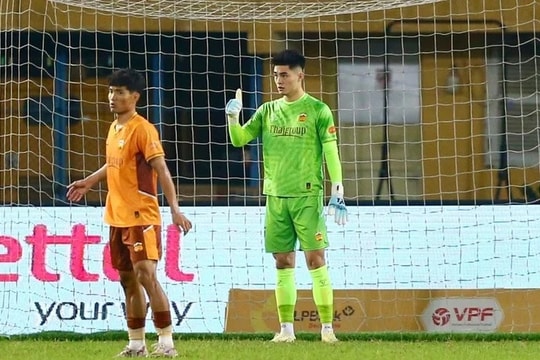 Thủ môn Trần Trung Kiên rực sáng giúp HAGL cầm hòa Thanh Hóa 1-1