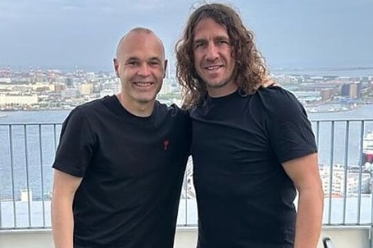 Andres Iniesta và Carles Puyol sẽ đối đầu dàn cựu tuyển thủ Việt Nam tại TP.HCM