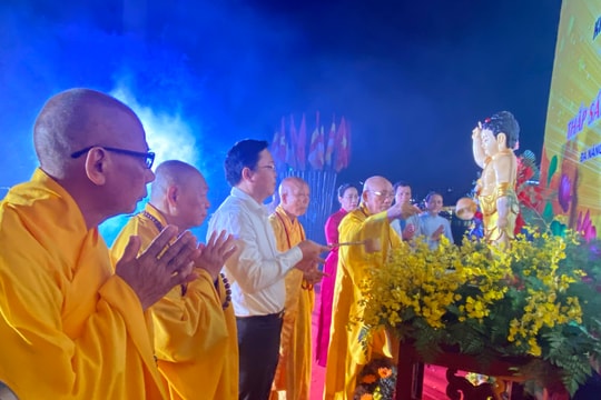 Thắp sáng 7 đóa hoa sen Đại lễ Phật đản Phật lịch 2570