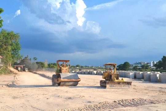 Tốc lực thi công kè khẩn cấp sông Vu Gia