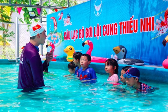 Dạy bơi miễn phí cho học sinh dịp hè