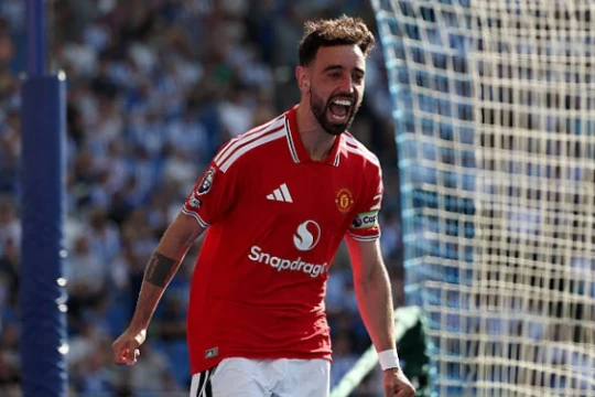 Bruno Fernandes phá kỷ lục Ngoại hạng Anh, MU thắng đậm Brighton trong ngày Carrick ký hợp đồng