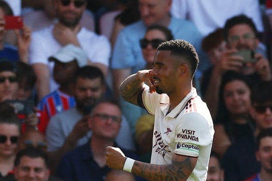 Arsenal đánh bại Crystal Palace 2-1: Kịch tính VAR trong ngày hạ màn Ngoại hạng Anh