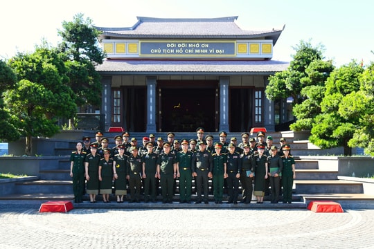 Sĩ quan trẻ Quân đội ba nước Việt Nam - Lào - Campuchia dâng hương tưởng niệm Chủ tịch Hồ Chí Minh