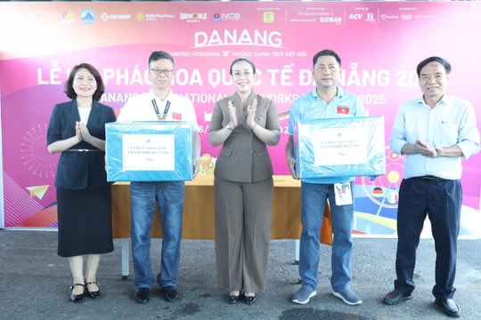 Phó Chủ tịch UBND thành phố Nguyễn Thị Anh Thi thăm, động viên các đội pháo hoa