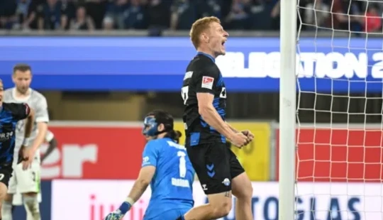 Paderborn thăng hạng Bundesliga sau chiến thắng kịch tính 2-1 trước Wolfsburg