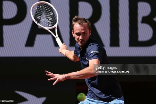 Medvedev chật vật trước đối thủ vô danh tại vòng 1 Roland Garros