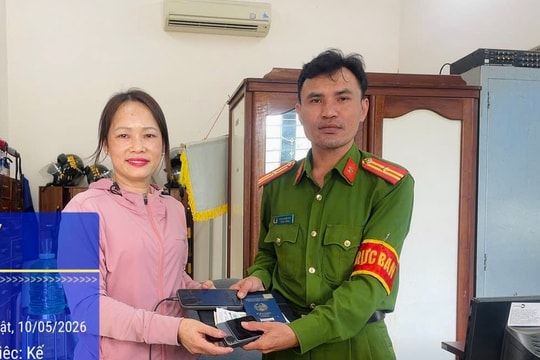 Trao trả tài sản bỏ quên cho sinh viên Lào