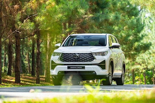Bảng giá Toyota Innova Cross 2026: Ưu đãi lãi suất và đánh giá chi tiết