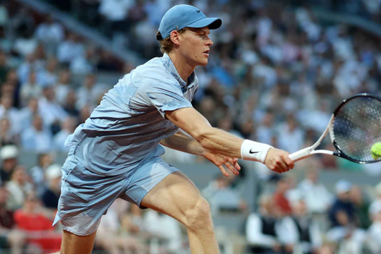 Jannik Sinner xác lập kỷ lục vô tiền khoáng hậu vượt qua Novak Djokovic tại Roland Garros