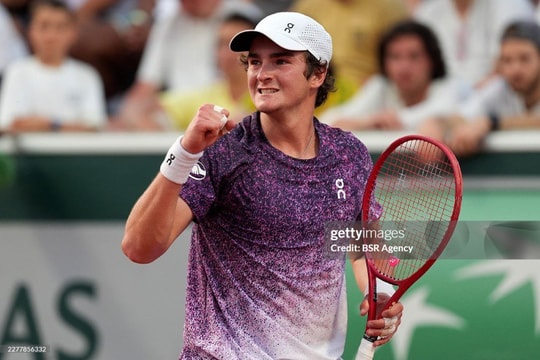 Ngược dòng sau 5 set tại Roland Garros, Joao Fonseca hẹn đấu Novak Djokovic ở vòng 3