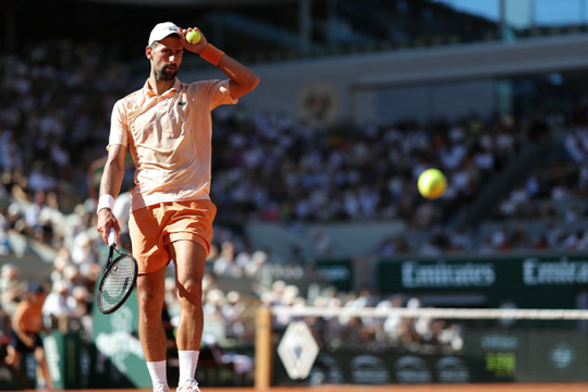 Djokovic vượt Federer lập kỷ lục tại Roland Garros giữa "báo động đỏ" thể lực
