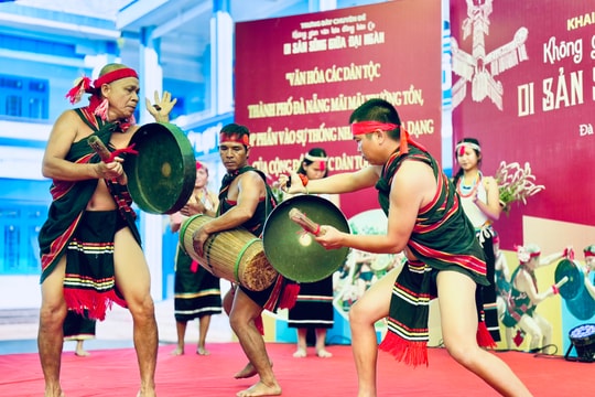 Trưng bày “Không gian văn hóa đồng bào Co - Di sản sống giữa đại ngàn”