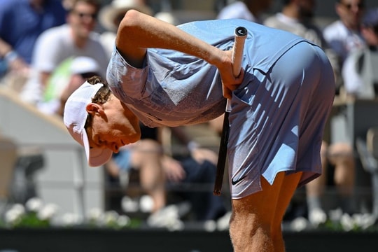 Roland Garros chấn động: Jannik Sinner gục ngã trước Cerundolo sau khi dẫn trước 2 set