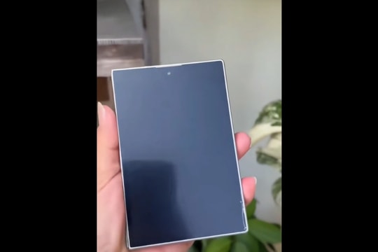 Lộ diện mô hình Galaxy Z Fold8 Wide: Bước đột phá với thiết kế màn hình gập siêu rộng