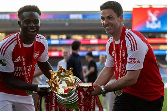 Triều đại nhà Kroenke tại Arsenal: Từ tâm bão chỉ trích đến đỉnh vinh quang Ngoại hạng Anh