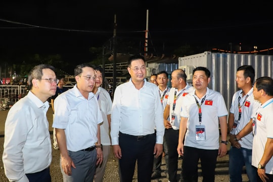 Lãnh đạo thành phố động viên đội pháo hoa Đà Nẵng sau đêm khai mạc