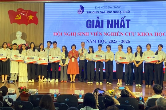 Trao thưởng gần 50 đề tài nghiên cứu khoa học của sinh viên Trường Đại học Ngoại ngữ Đà Nẵng