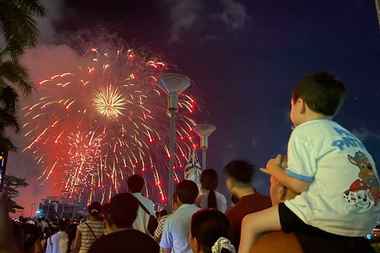 Du khách mãn nhãn với đại tiệc pháo hoa bên sông Hàn