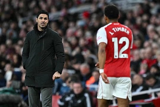 Mikel Arteta và bài toán nhân sự: Nên mạo hiểm với Jurrien Timber hay chọn sự an toàn?