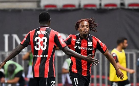 Nice đè bẹp Saint-Etienne 4-1 để chính thức trụ lại sân chơi Ligue 1