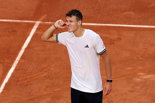 Jakub Mensik ngược dòng ngoạn mục loại Alex De Minaur khỏi Roland Garros