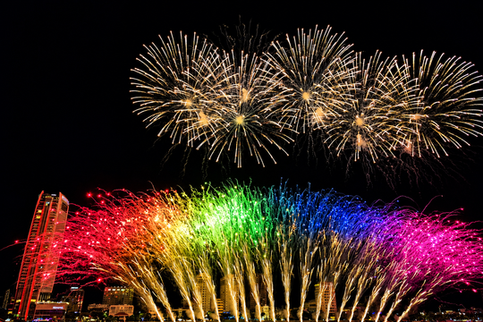 Da Nang lights up Han River with spectacular opening performance at DIFF 2026