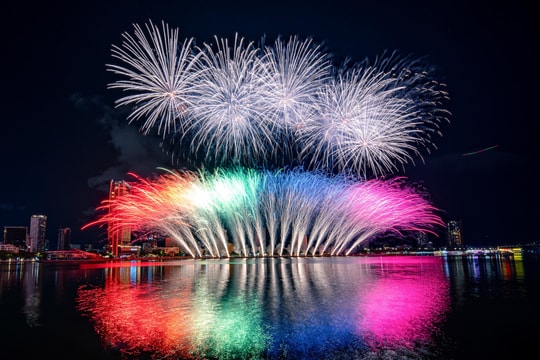 Da Nang’s Han River shines with dazzling fireworks displays on DIFF 2026 opening night