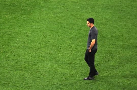 Mikel Arteta và cuộc cách mạng hàng công Arsenal sau thất bại tại Champions League
