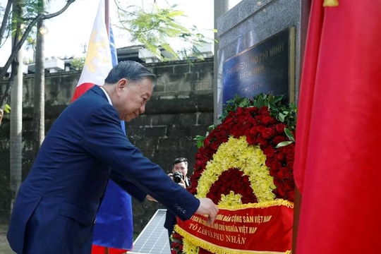 Tổng Bí thư, Chủ tịch nước Tô Lâm dâng hoa tại Tượng đài Chủ tịch Hồ Chí Minh ở Philippines