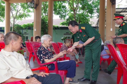 Trao hơn 70 suất quà cho người cao tuổi tại Trung tâm Dưỡng lão Hiệp Đức