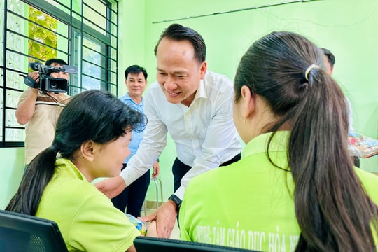 Phó Bí thư Thường trực Thành ủy Đà Nẵng Nguyễn Đình Vĩnh thăm, tặng quà thiếu nhi có hoàn cảnh khó khăn