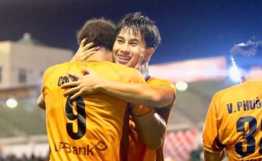 Trần Gia Bảo tỏa sáng rực rỡ giúp HAGL trụ hạng V-League sau chiến thắng ngược dòng trước Hà Nội FC