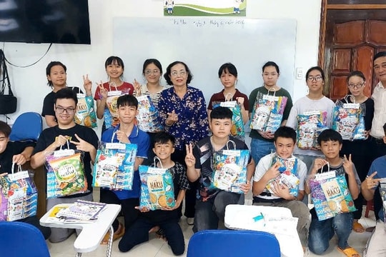 Nhiều phần quà tặng trẻ em có hoàn cảnh khó khăn