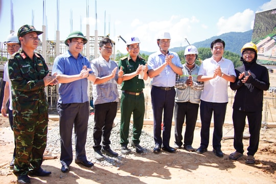 Bí thư Thành ủy Đà Nẵng Lê Ngọc Quang kiểm tra tiến độ trường học, tặng quà người dân khó khăn vùng cao