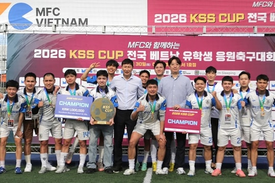 HLV Kim Sang-sik truyền lửa cho du học sinh Việt Nam tại Busan qua giải đấu mang tên mình