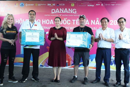 Lãnh đạo thành phố Đà Nẵng động viên hai đội pháo hoa Việt Nam và Pháp