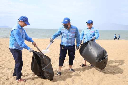 1.600 người chung tay làm sạch bãi biển Đà Nẵng