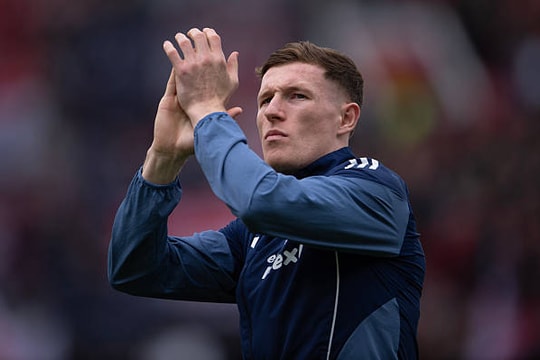 Elliot Anderson: "Người khiêng đàn" thầm lặng giải bài toán hàng tiền vệ của Thomas Tuchel