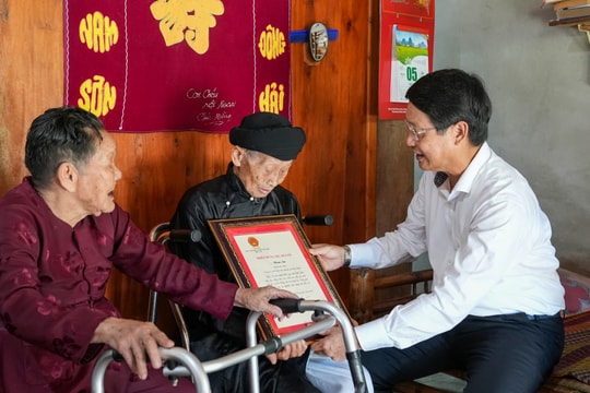 Phó Bí thư Thành ủy Đà Nẵng Ngô Xuân Thắng thăm, tặng quà người cao tuổi