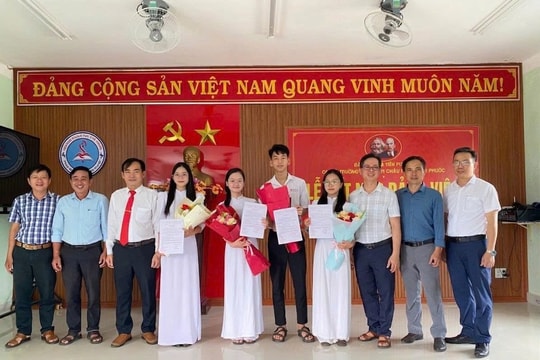 Tiên Phước kết nạp Đảng 4 học sinh ưu tú Trường THPT Phan Châu Trinh