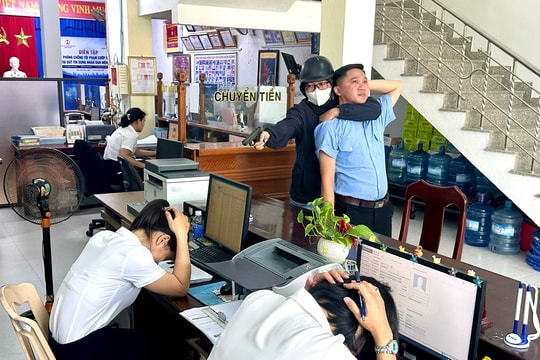 Công an phường Điện Bàn Đông diễn tập xử lý tình huống cướp tài sản