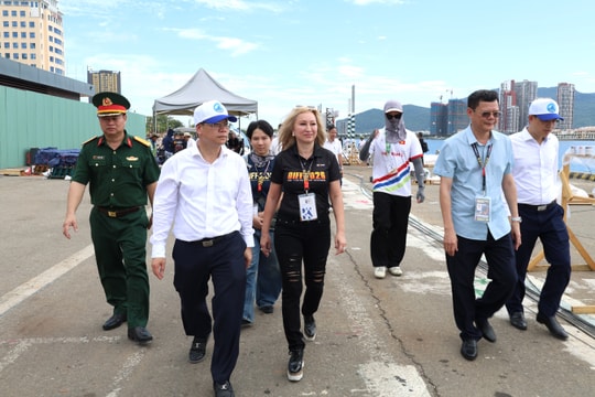 Chủ tịch UBND thành phố Đà Nẵng Nguyễn Mạnh Hùng kiểm tra công tác chuẩn bị, động viên các đội pháo hoa