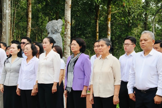Đoàn công tác Hội Bảo vệ quyền trẻ em Việt Nam dâng hương tại Khu di tích An ninh Khu 5