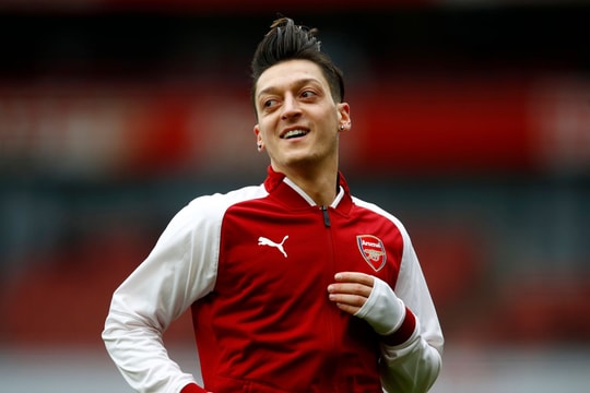 Mesut Ozil và sự khép lại của kỷ nguyên số 10 cổ điển: Di sản của một nghệ sĩ lạc thời