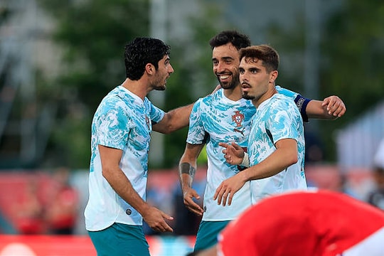 Bruno Fernandes lập siêu phẩm giúp Bồ Đào Nha hạ Chile trong trận đấu có 2 thẻ đỏ